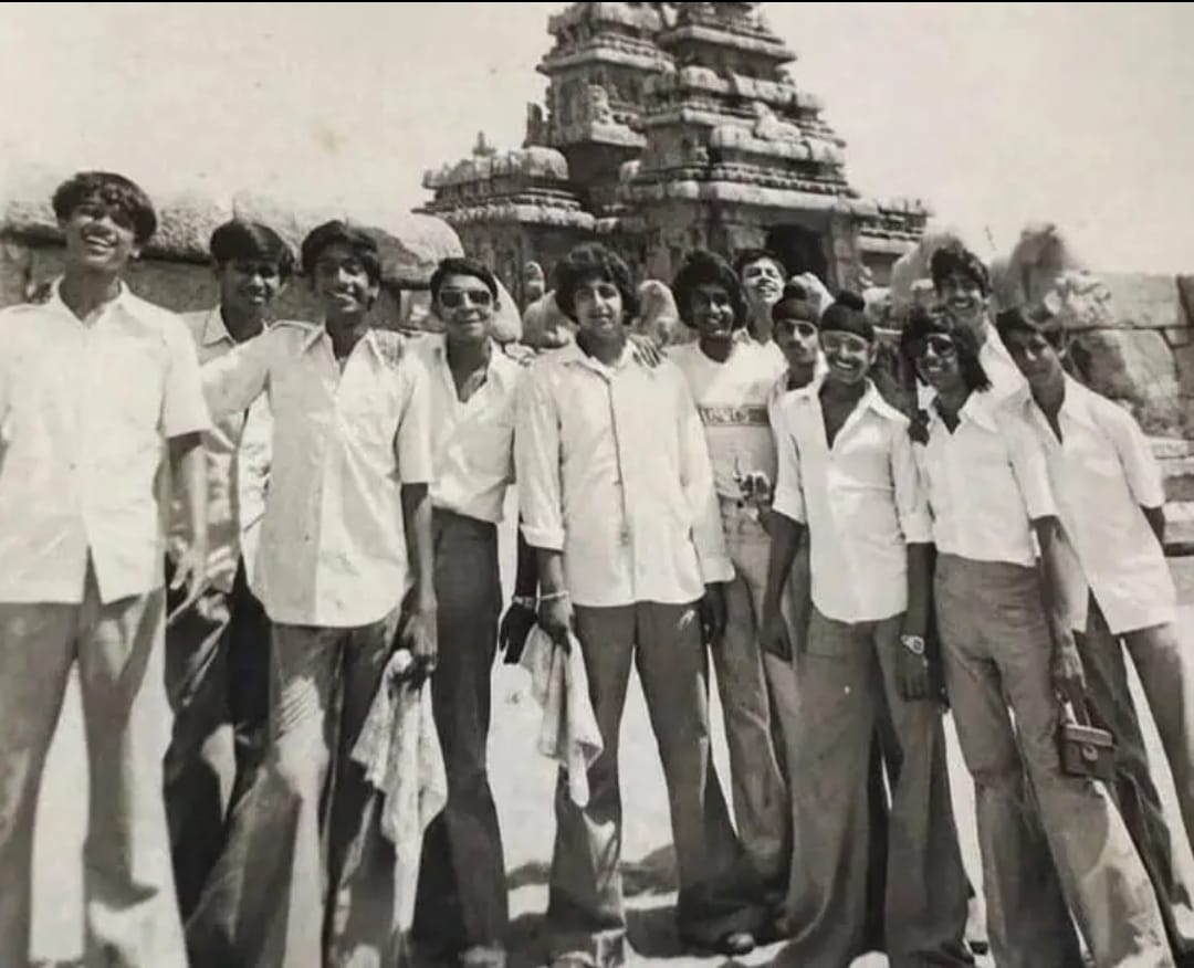 ఈ ఫోటో లో మీరు మెచ్చిన టాలీవుడ్ హీరో ఉన్నాడు. ఆ హీరో పేరు కామెంట్ చేయండి.